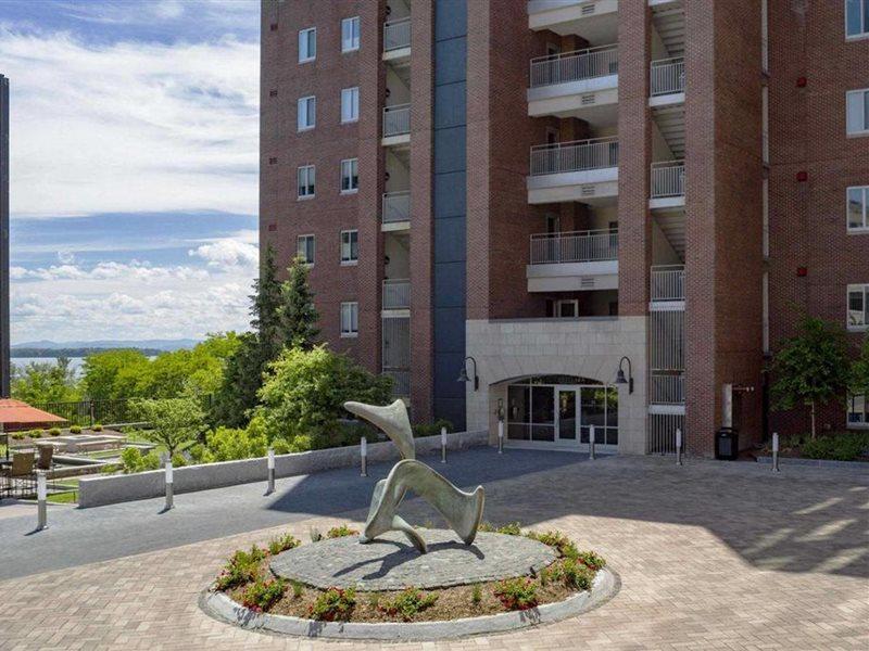 Отель Courtyard Burlington Harbor Экстерьер фото