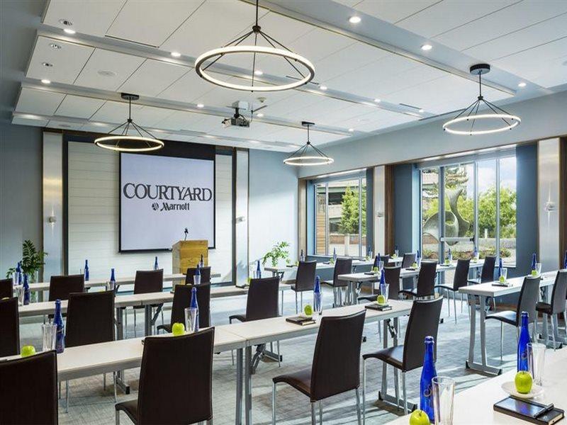 Отель Courtyard Burlington Harbor Экстерьер фото