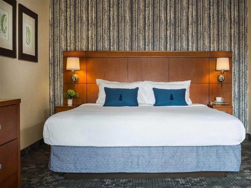 Отель Courtyard Burlington Harbor Экстерьер фото
