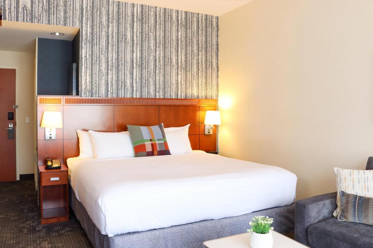 Отель Courtyard Burlington Harbor Экстерьер фото
