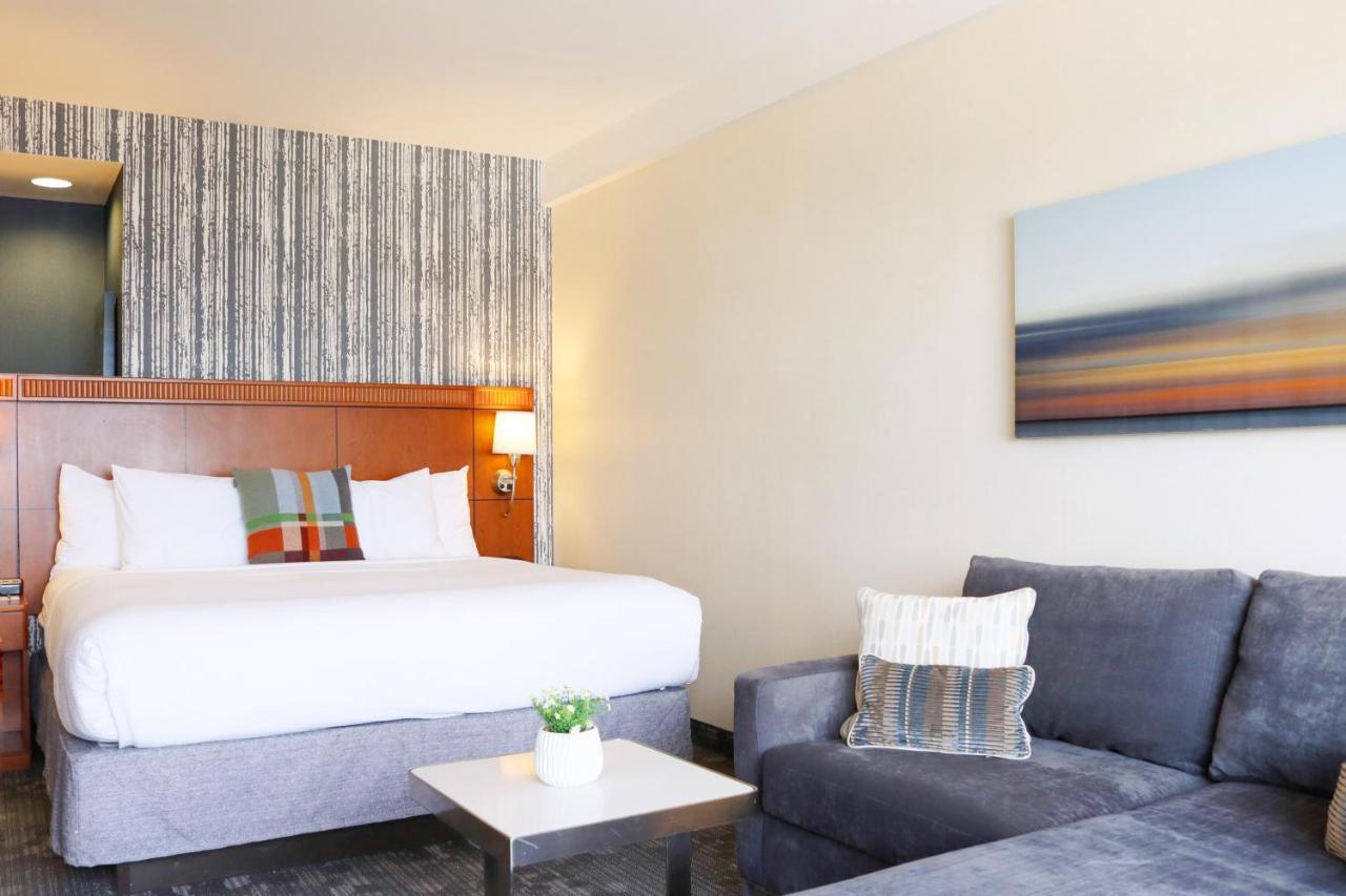 Отель Courtyard Burlington Harbor Экстерьер фото