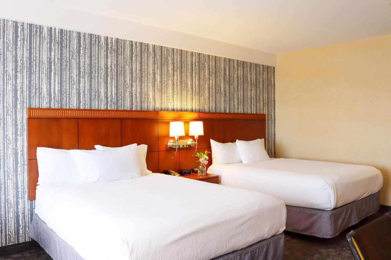 Отель Courtyard Burlington Harbor Экстерьер фото