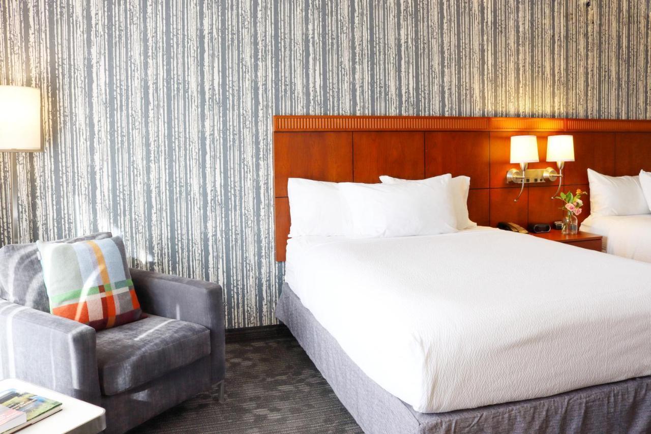Отель Courtyard Burlington Harbor Экстерьер фото