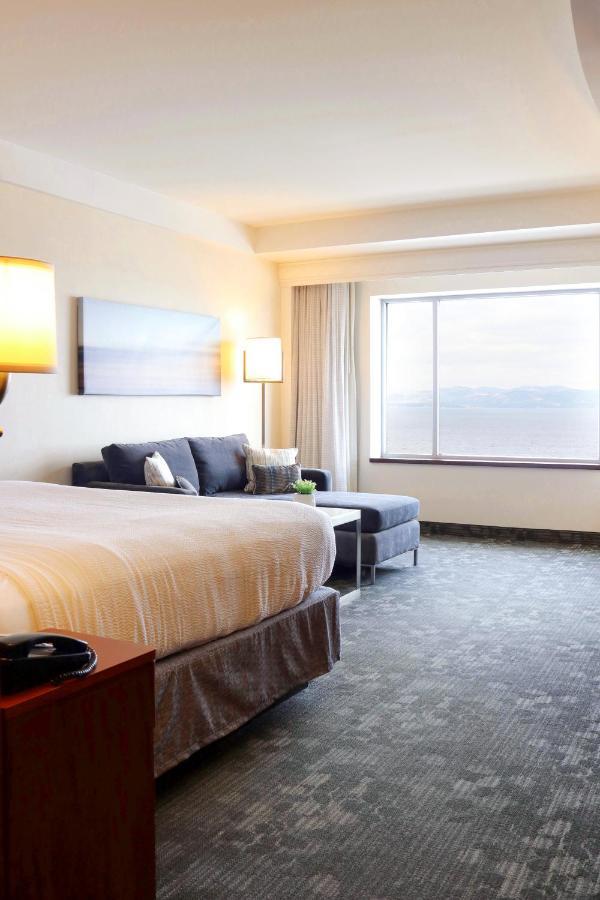 Отель Courtyard Burlington Harbor Экстерьер фото