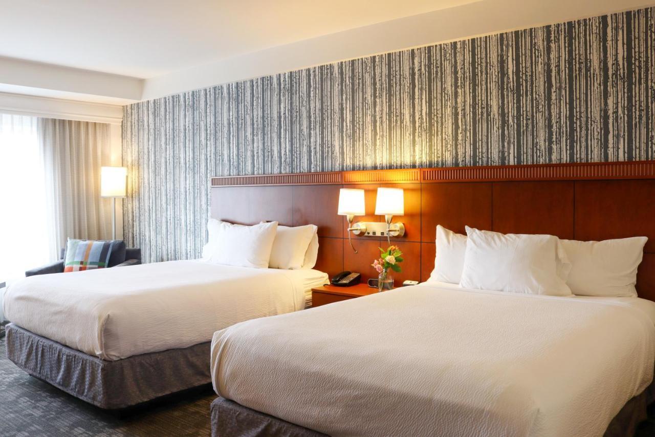 Отель Courtyard Burlington Harbor Экстерьер фото