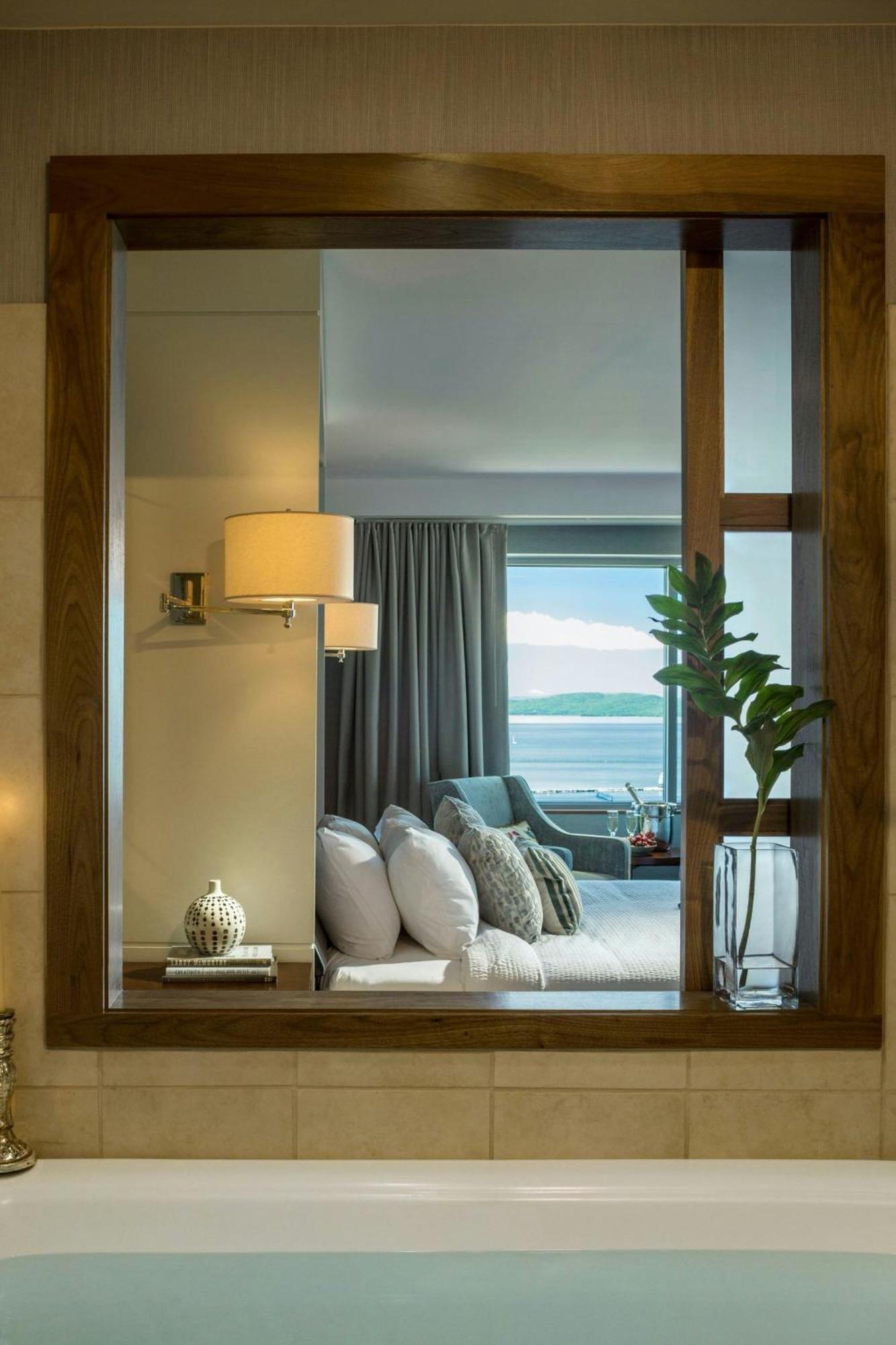 Отель Courtyard Burlington Harbor Экстерьер фото