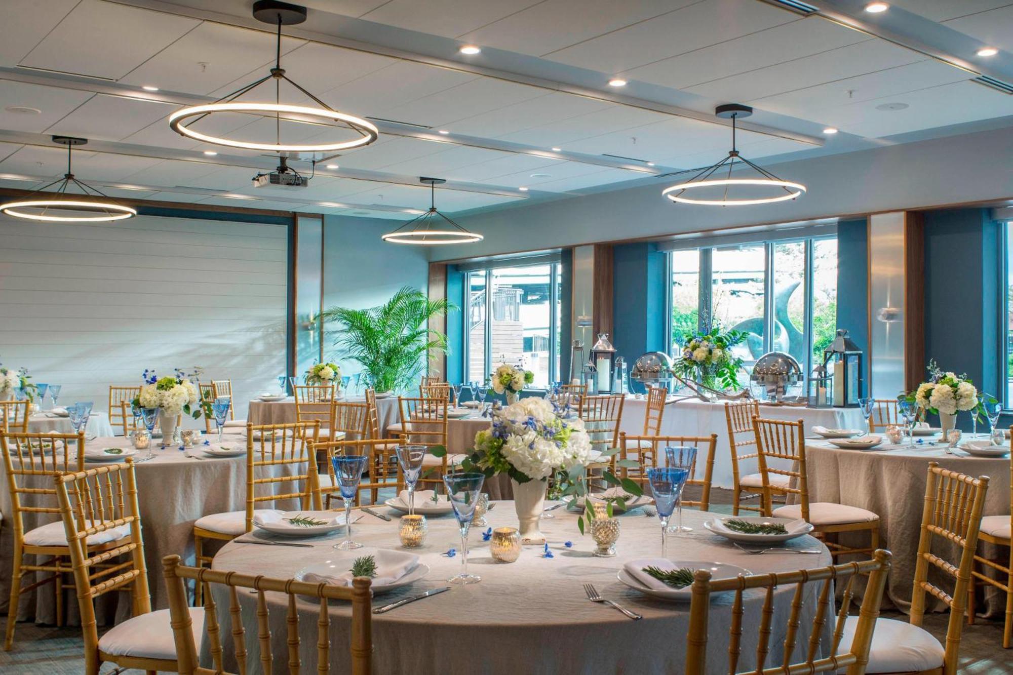 Отель Courtyard Burlington Harbor Экстерьер фото
