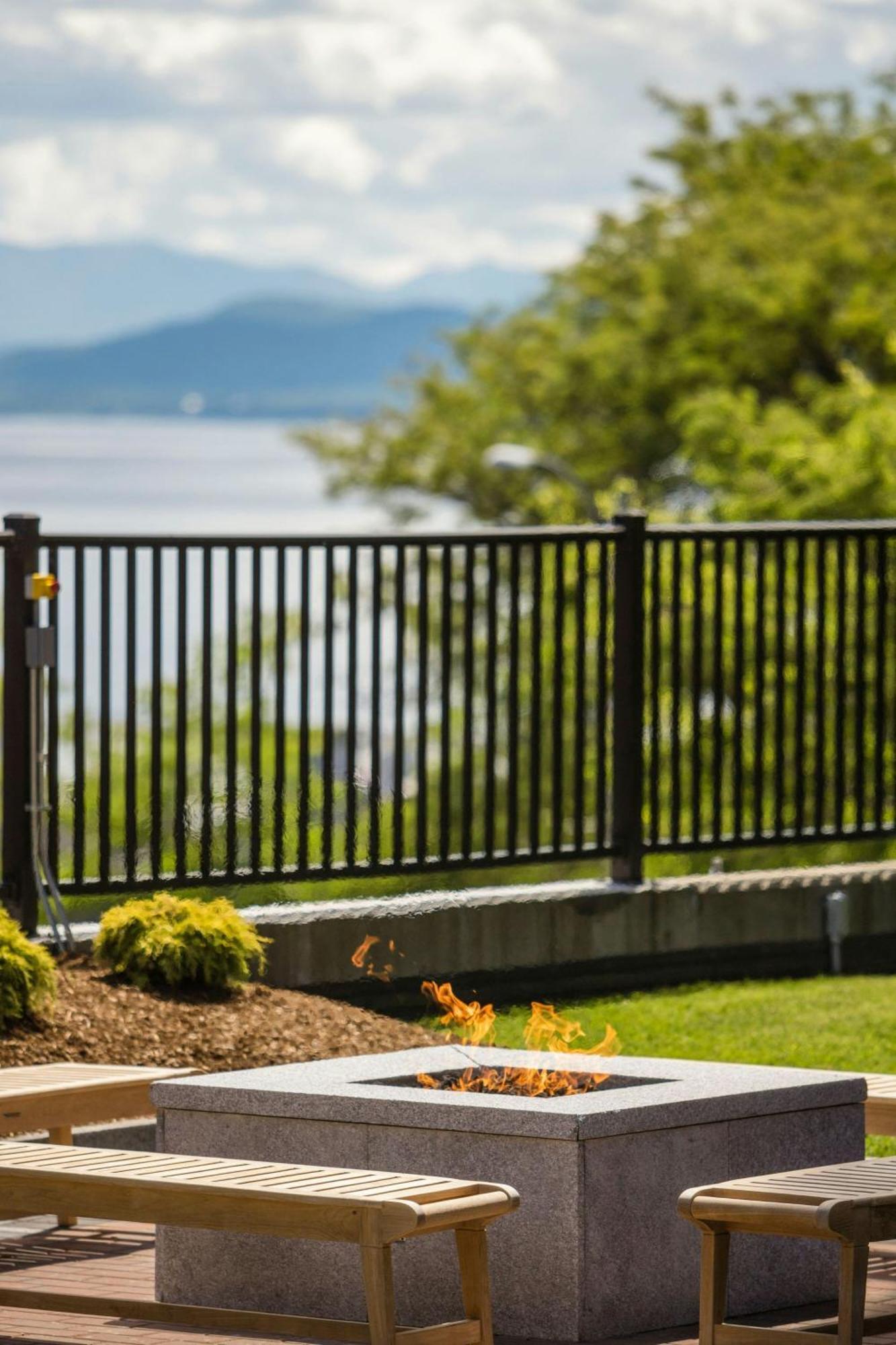 Отель Courtyard Burlington Harbor Экстерьер фото