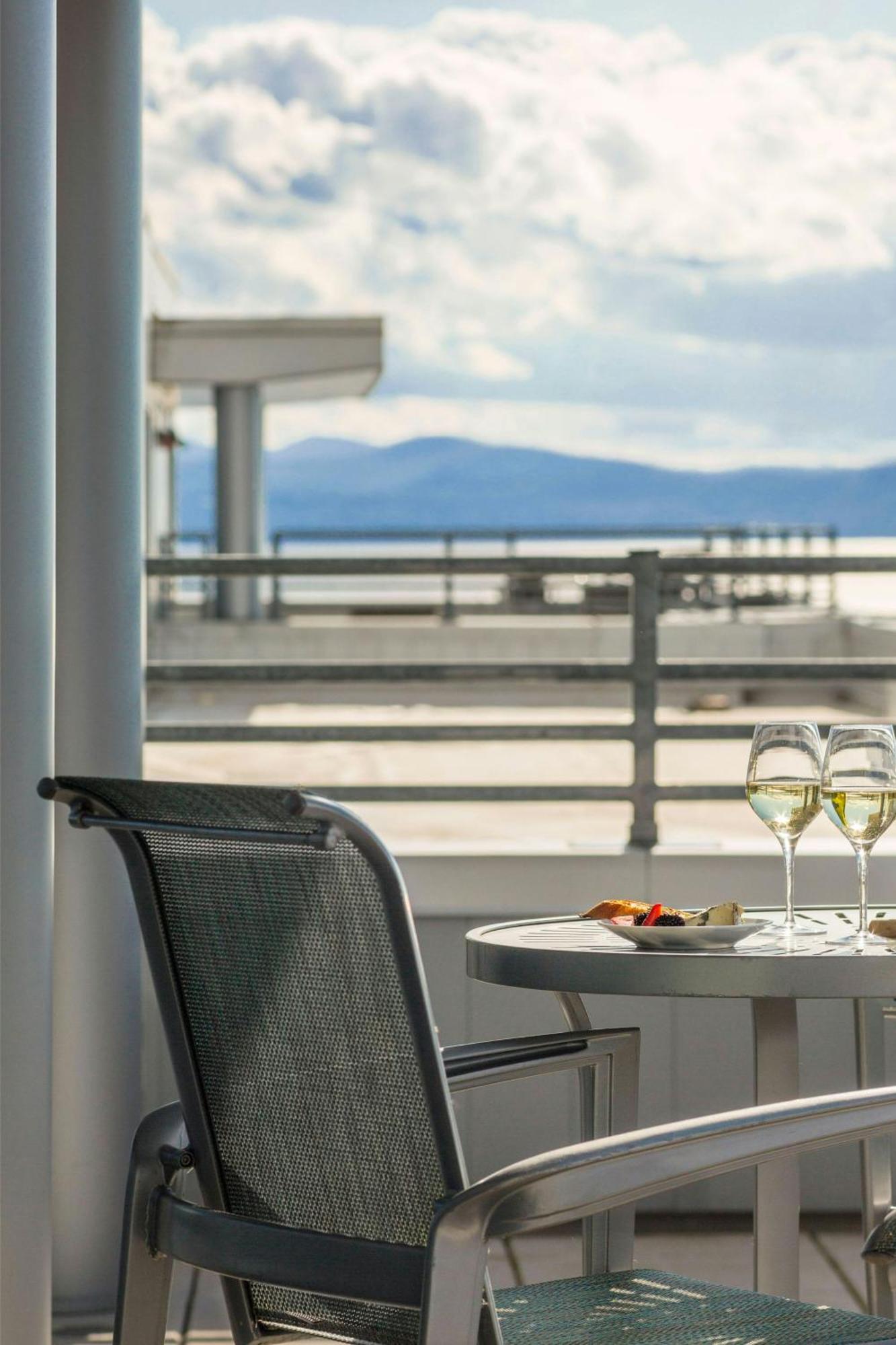 Отель Courtyard Burlington Harbor Экстерьер фото