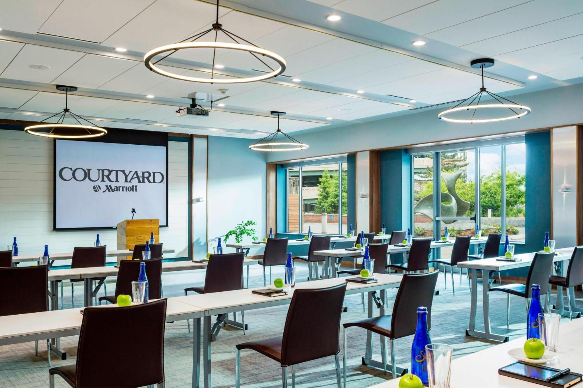 Отель Courtyard Burlington Harbor Экстерьер фото