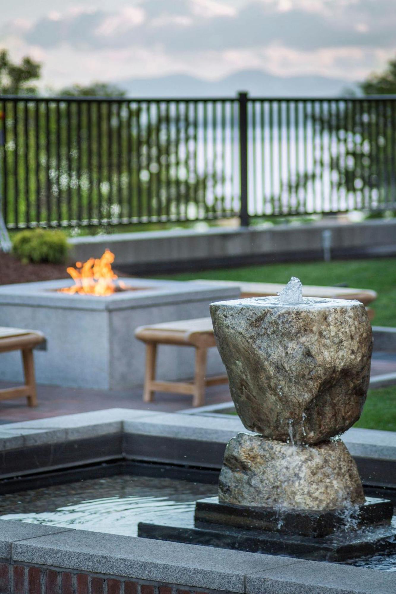 Отель Courtyard Burlington Harbor Экстерьер фото