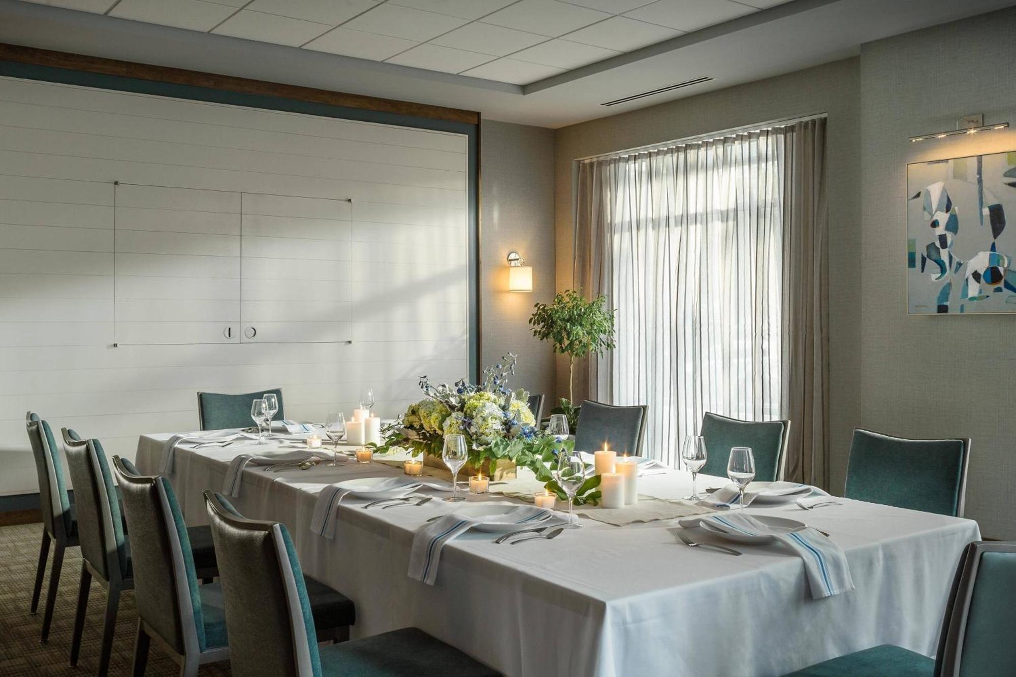 Отель Courtyard Burlington Harbor Экстерьер фото