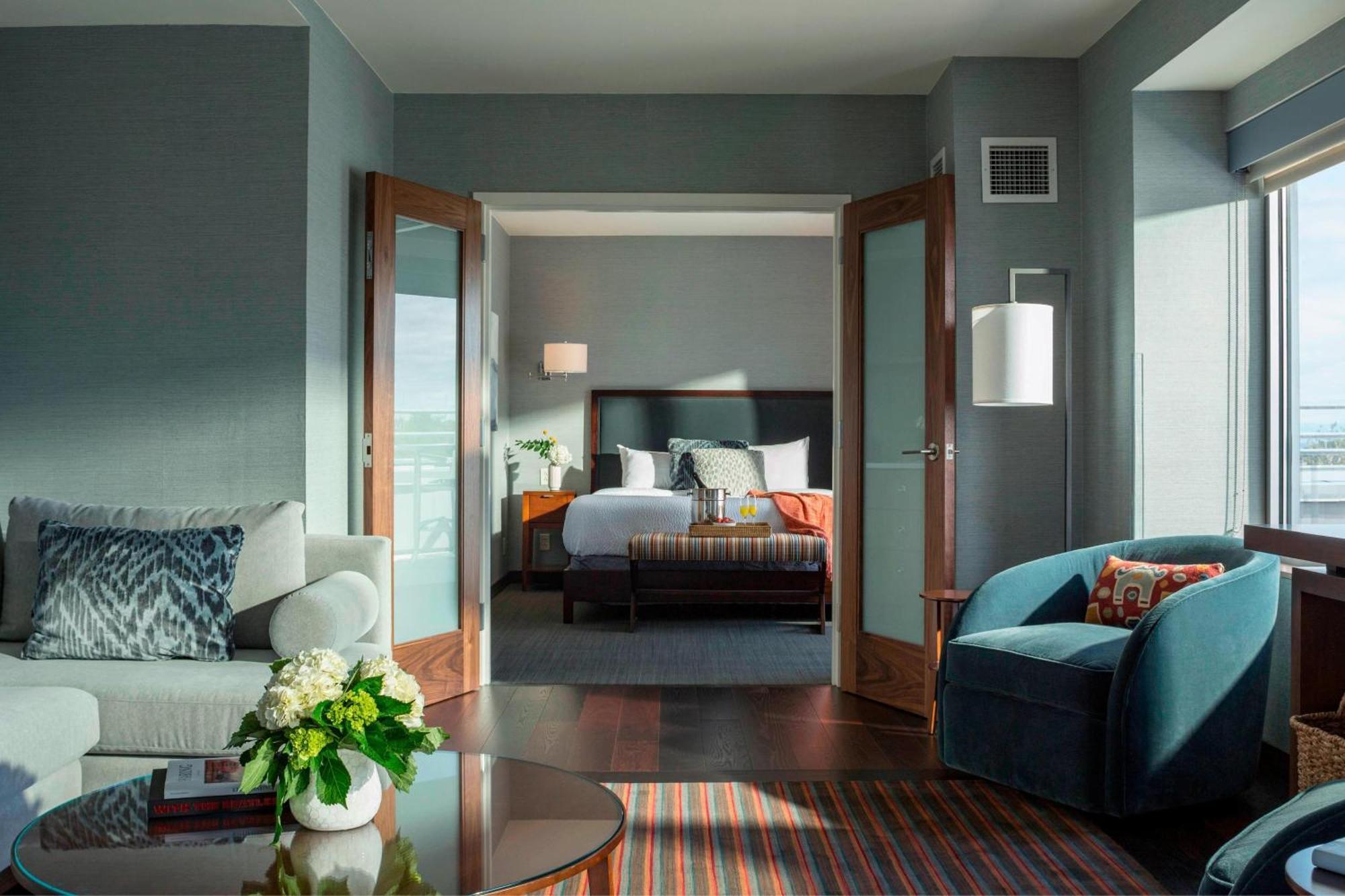 Отель Courtyard Burlington Harbor Экстерьер фото
