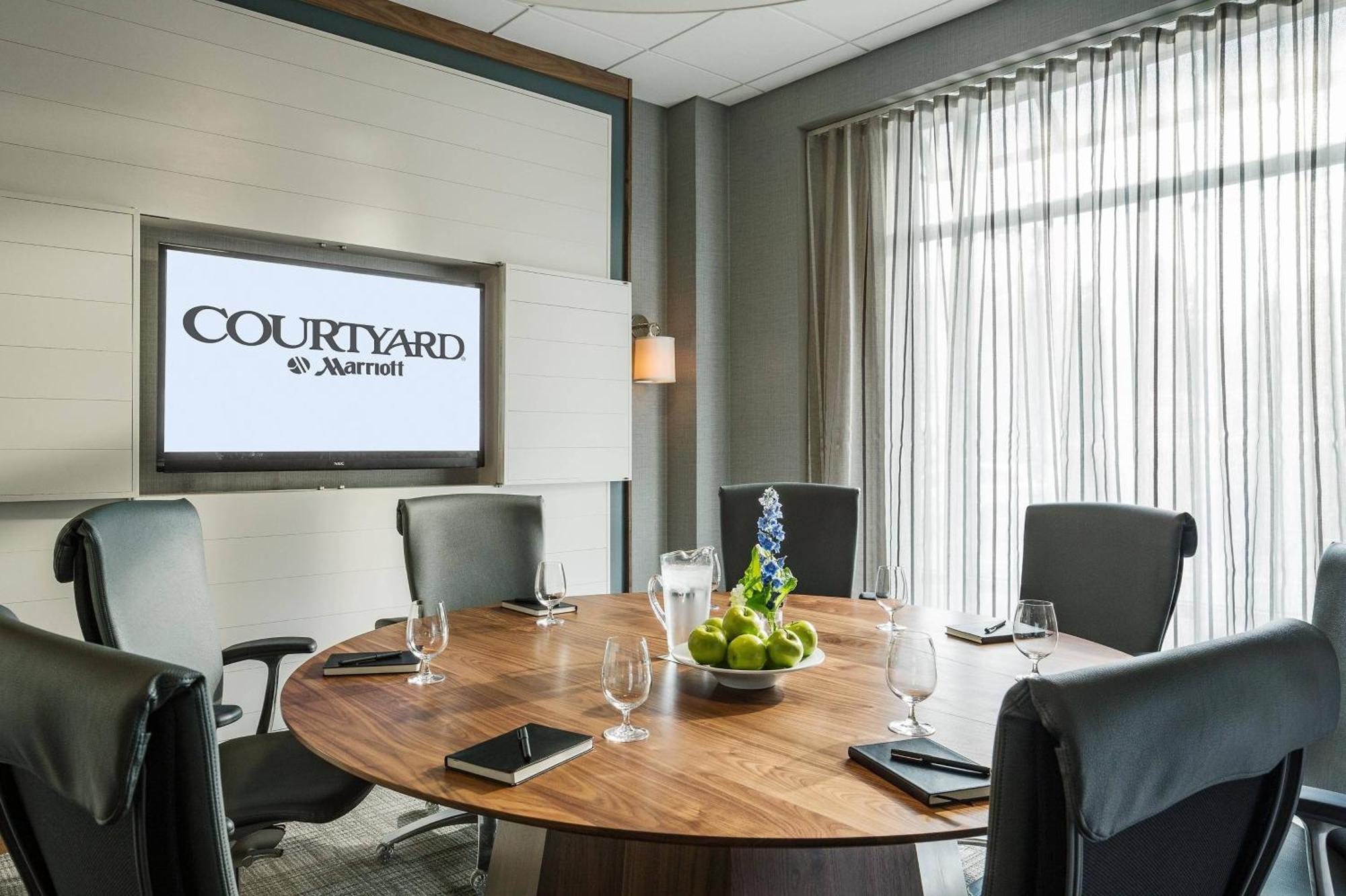 Отель Courtyard Burlington Harbor Экстерьер фото