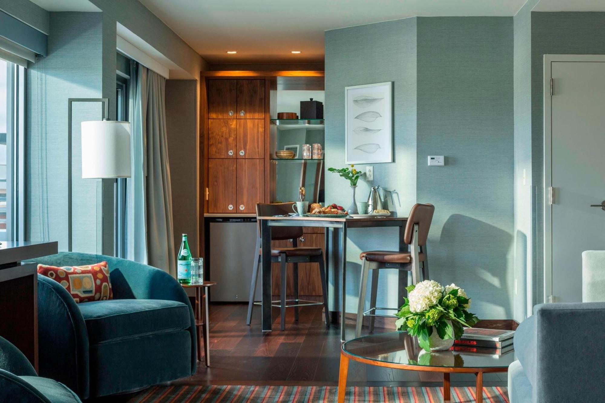 Отель Courtyard Burlington Harbor Экстерьер фото