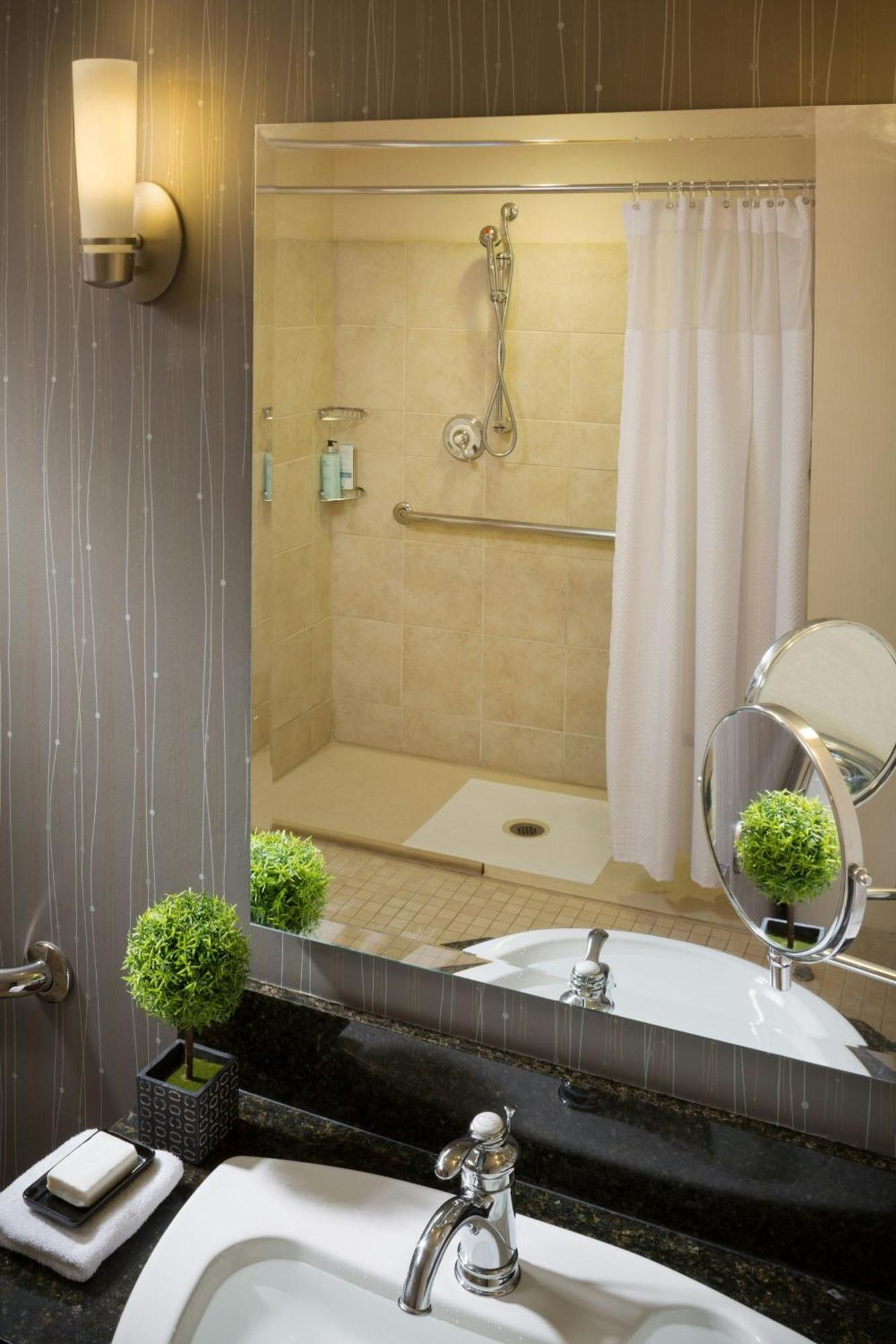 Отель Courtyard Burlington Harbor Экстерьер фото