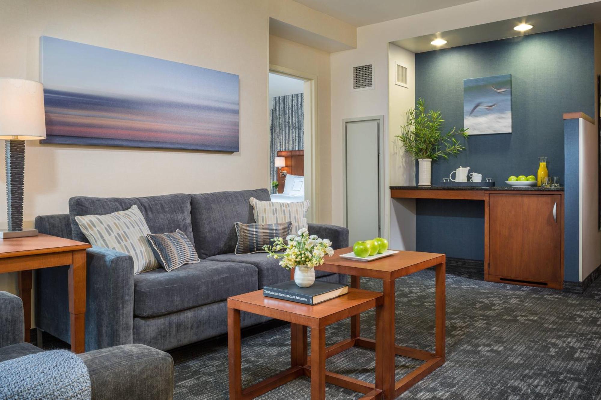 Отель Courtyard Burlington Harbor Экстерьер фото