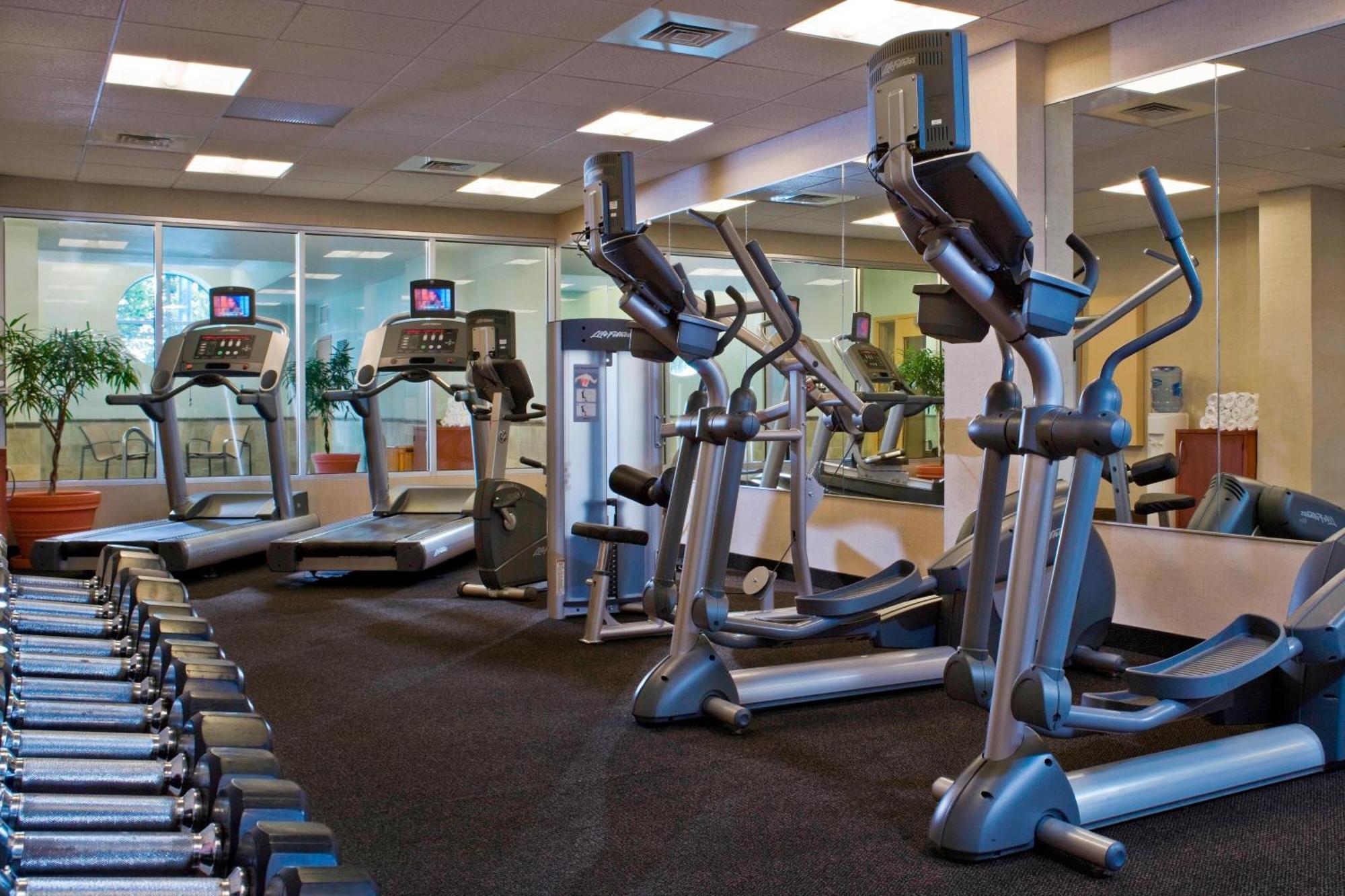 Отель Courtyard Burlington Harbor Экстерьер фото