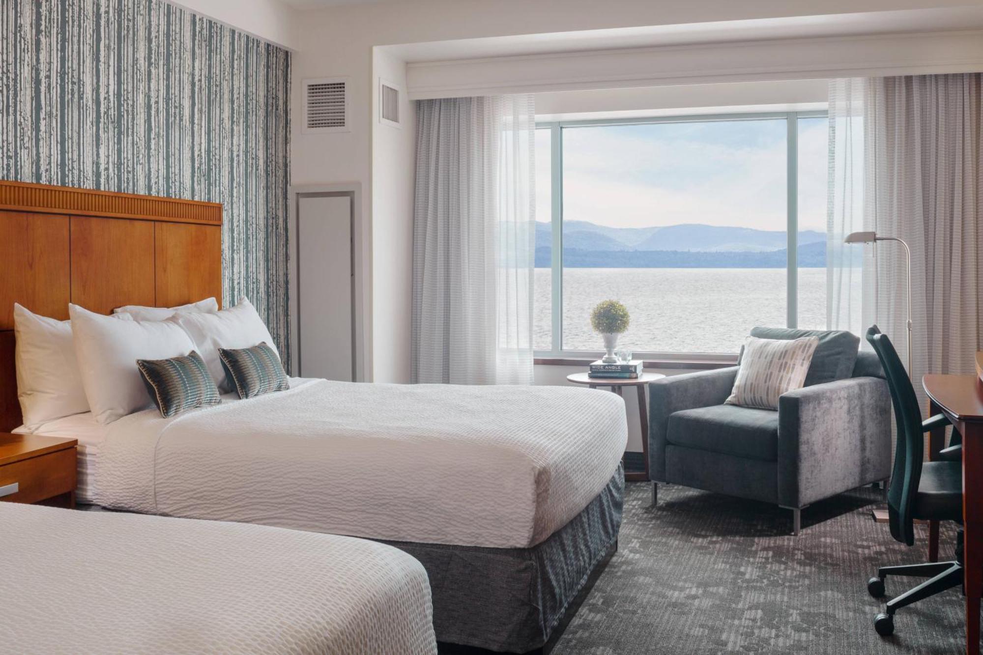 Отель Courtyard Burlington Harbor Экстерьер фото