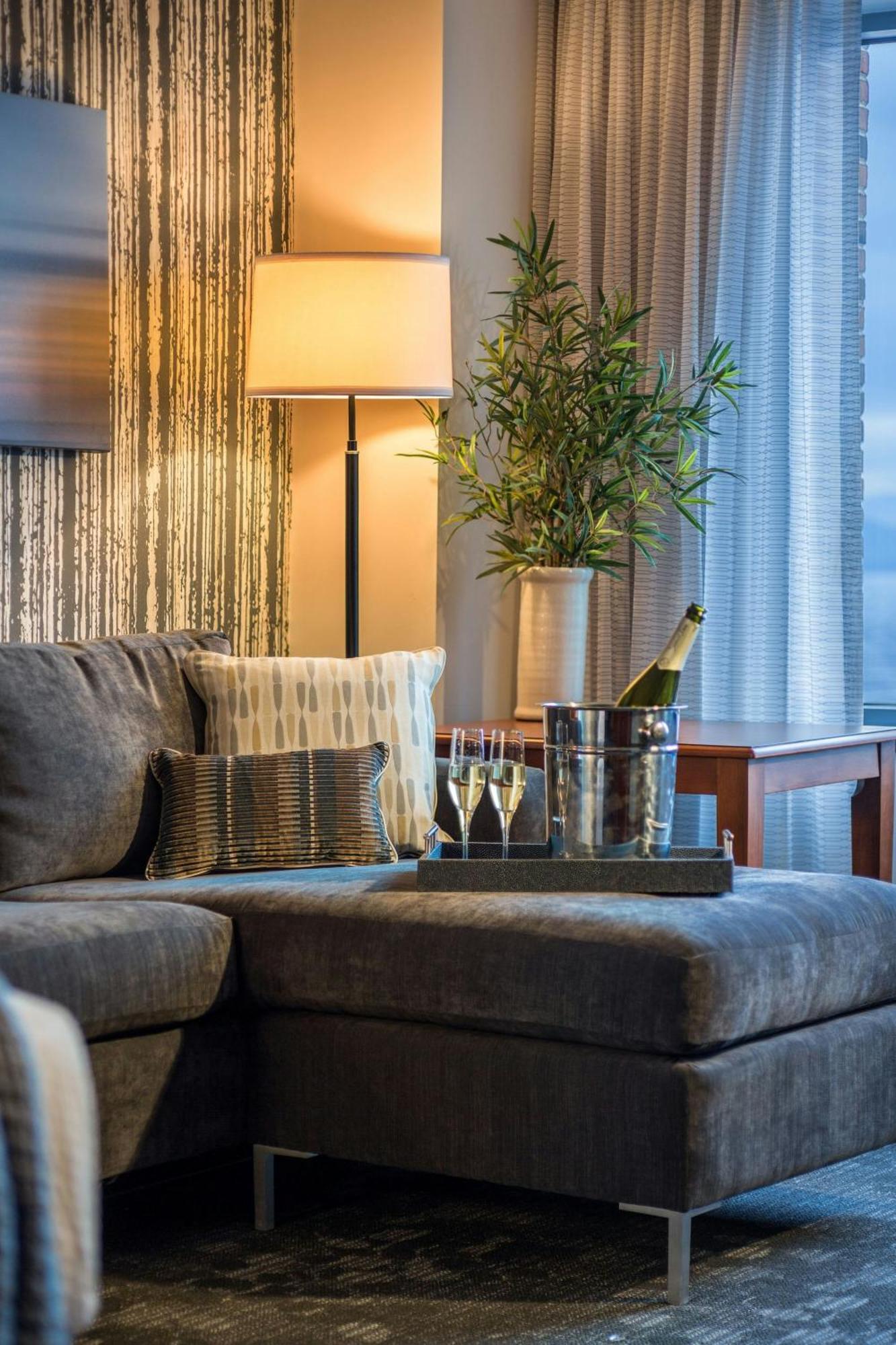 Отель Courtyard Burlington Harbor Экстерьер фото