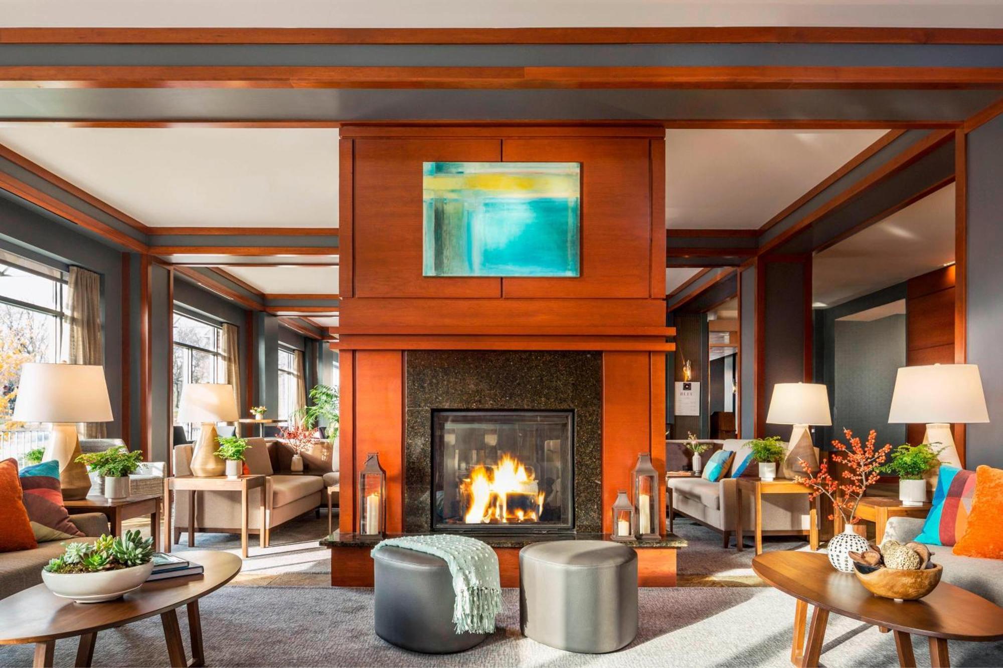 Отель Courtyard Burlington Harbor Экстерьер фото
