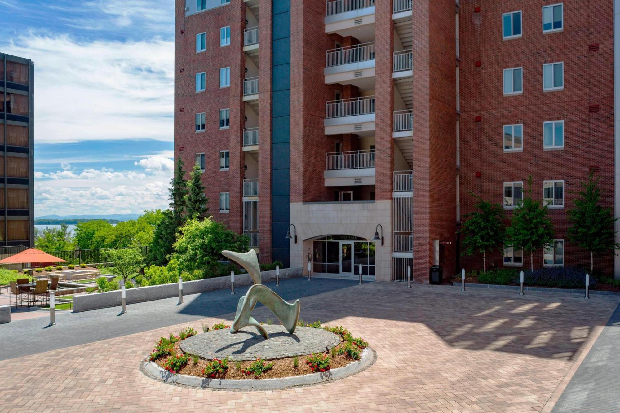 Отель Courtyard Burlington Harbor Экстерьер фото