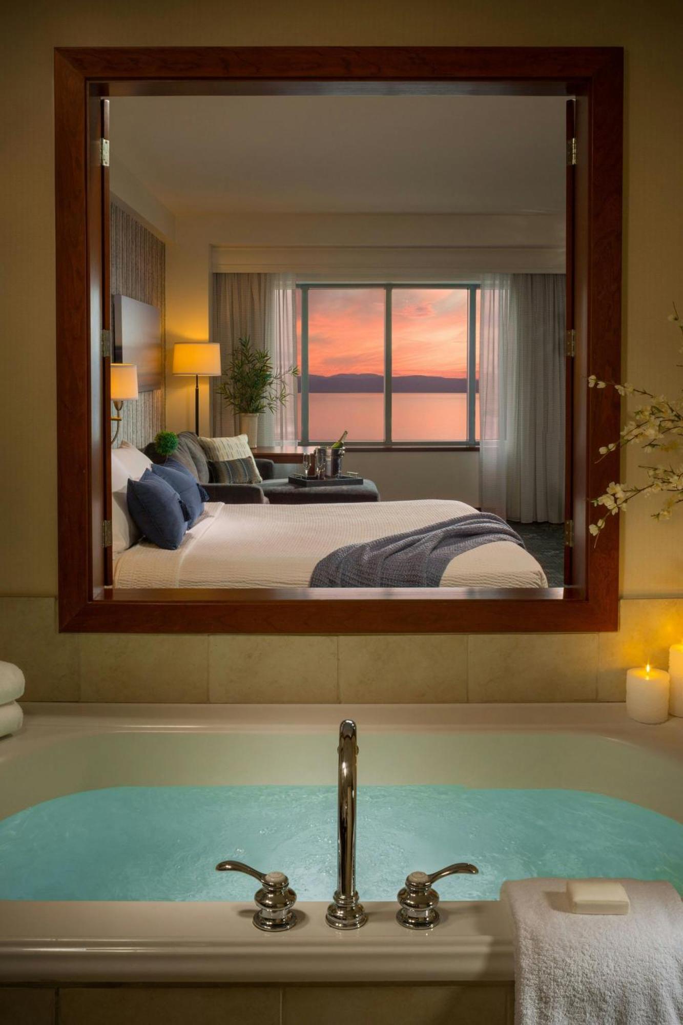 Отель Courtyard Burlington Harbor Экстерьер фото