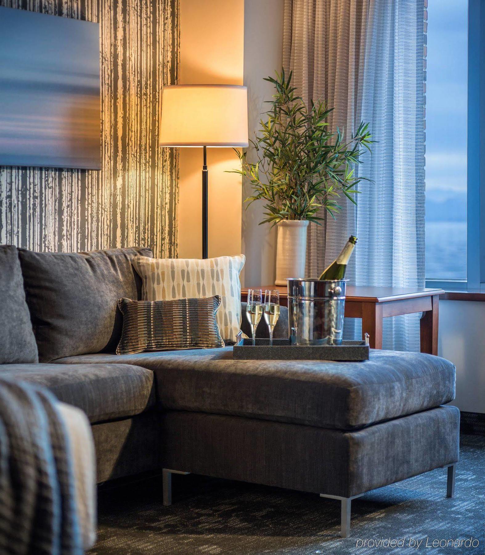 Отель Courtyard Burlington Harbor Экстерьер фото