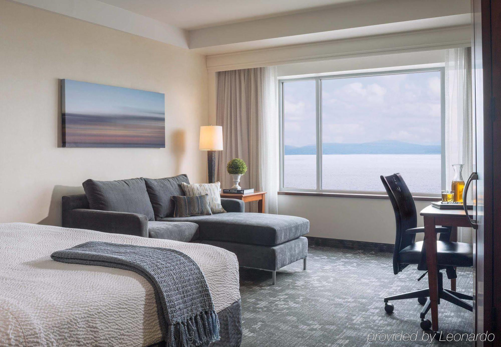 Отель Courtyard Burlington Harbor Экстерьер фото