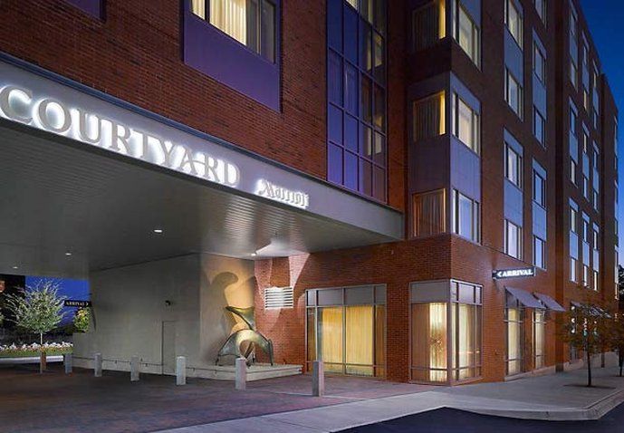Отель Courtyard Burlington Harbor Экстерьер фото