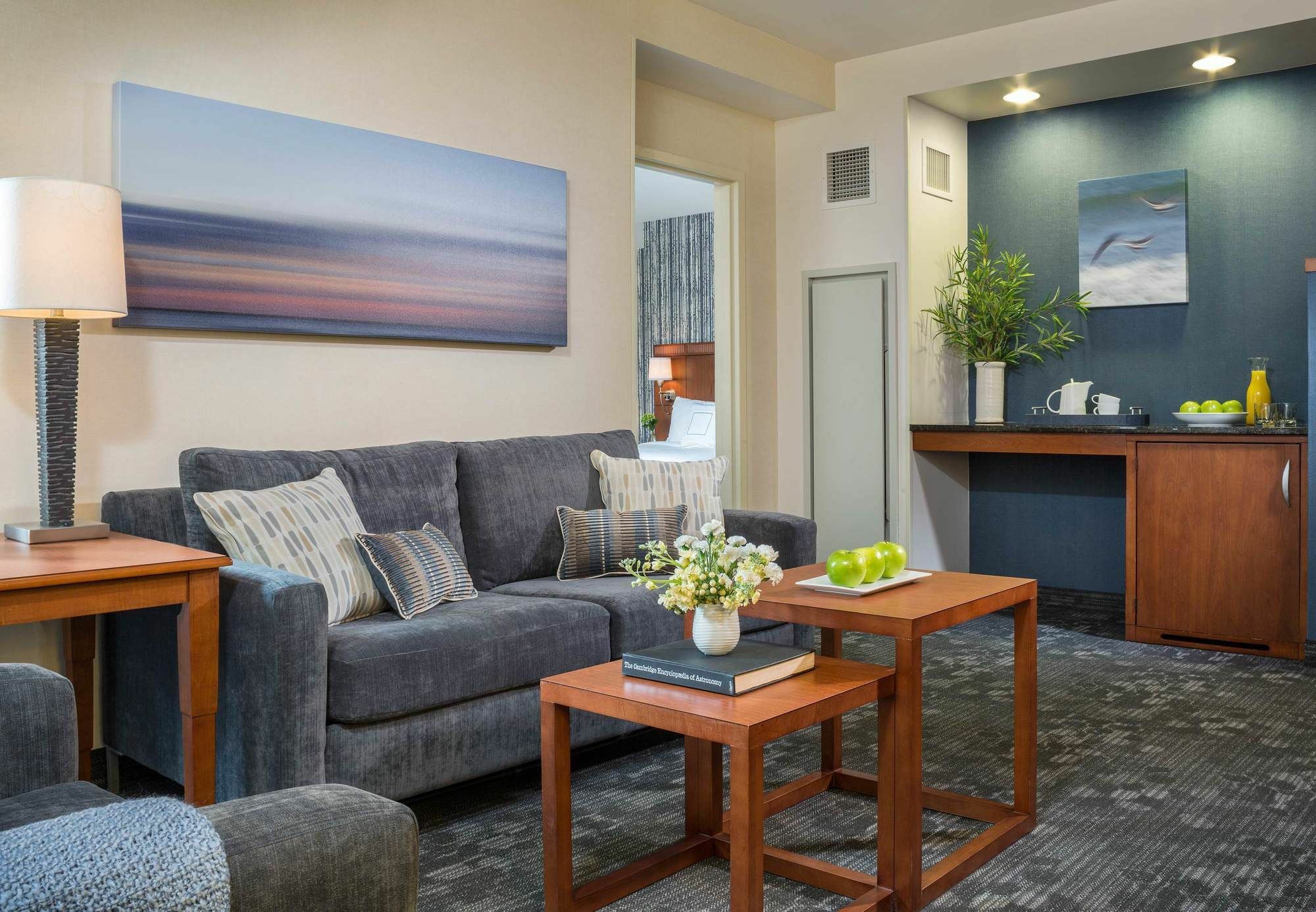 Отель Courtyard Burlington Harbor Экстерьер фото