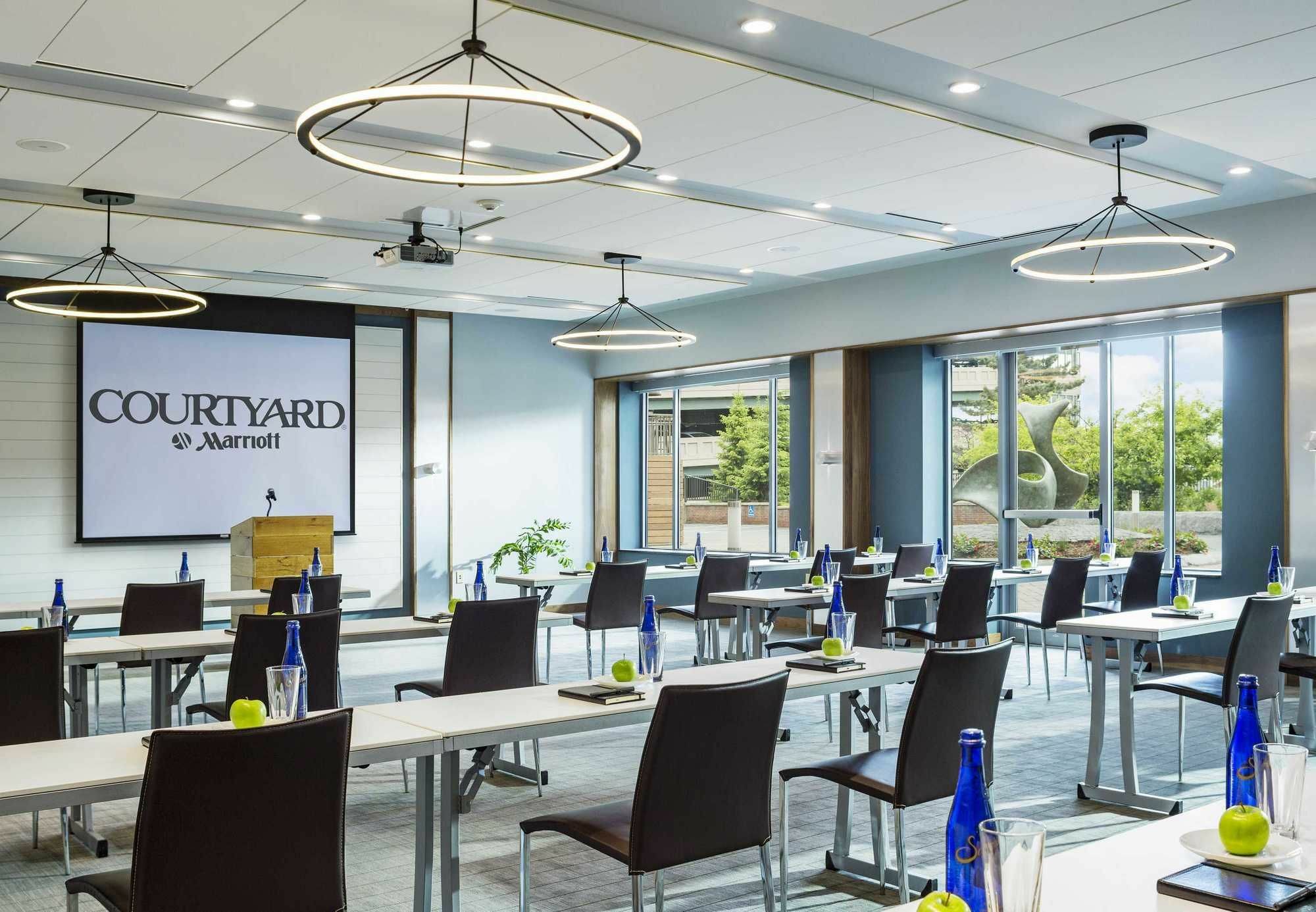 Отель Courtyard Burlington Harbor Экстерьер фото