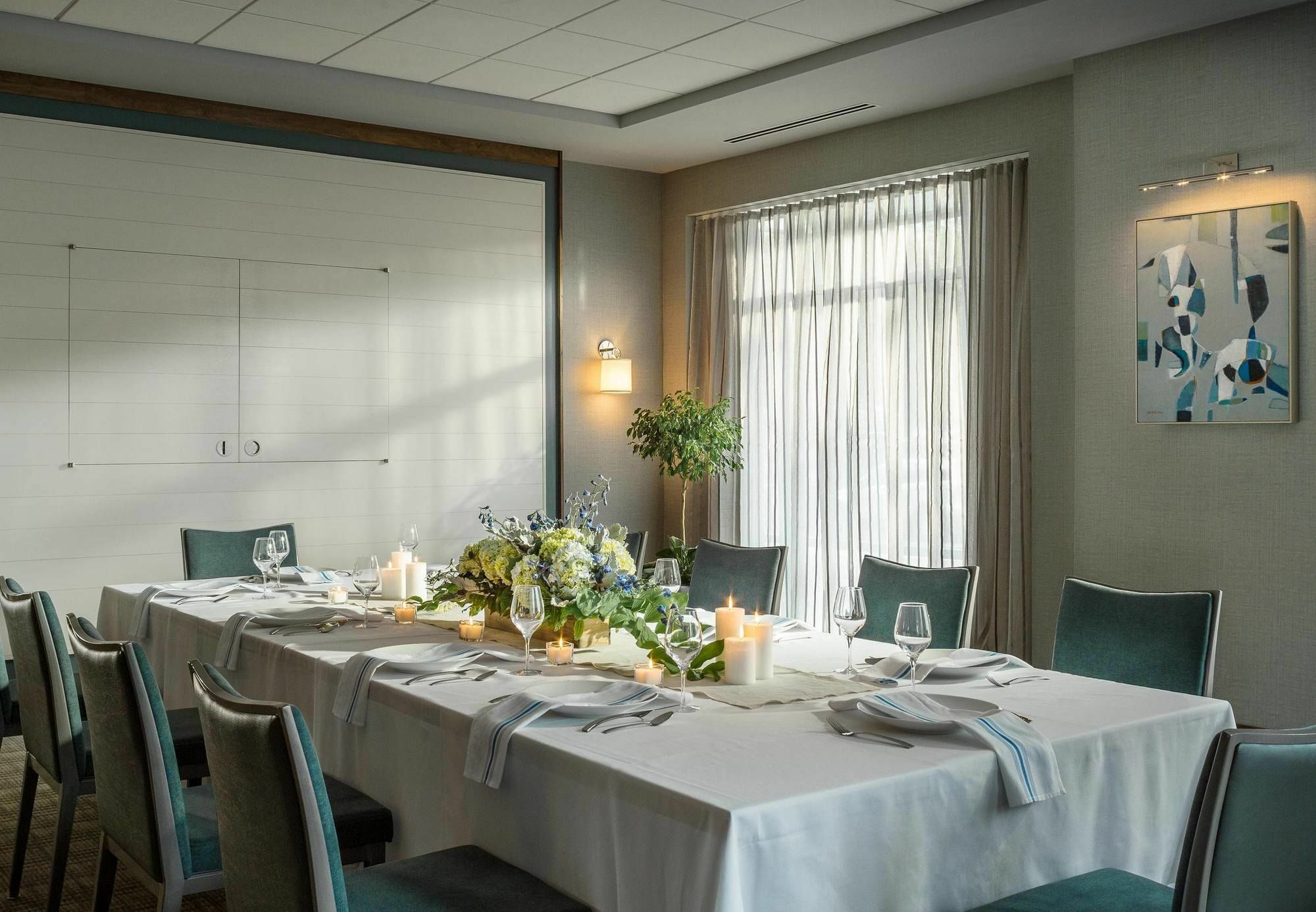Отель Courtyard Burlington Harbor Экстерьер фото