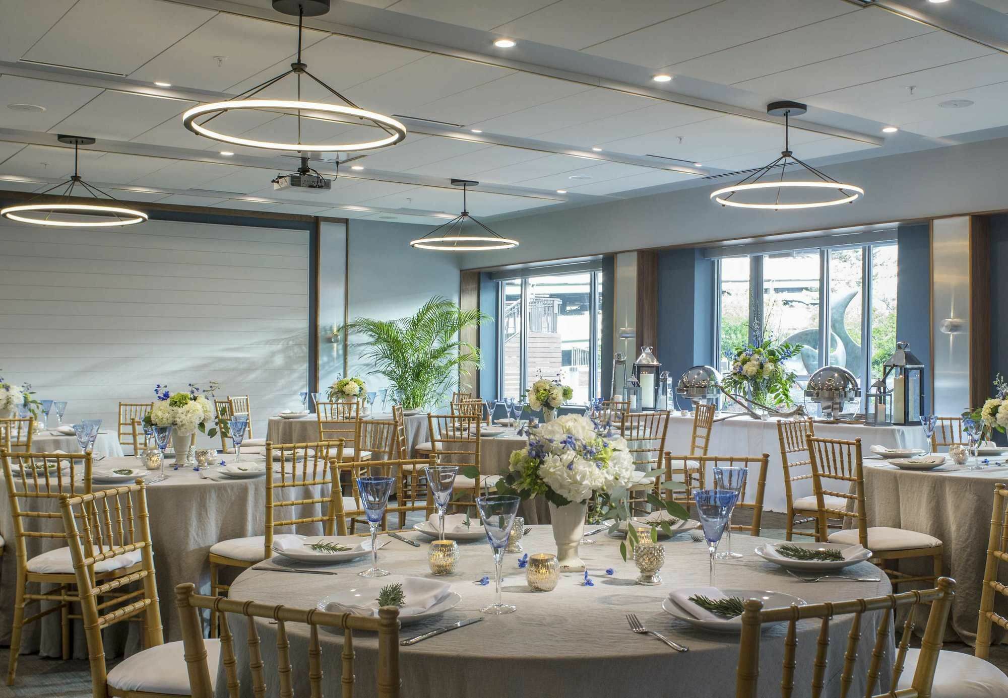 Отель Courtyard Burlington Harbor Экстерьер фото