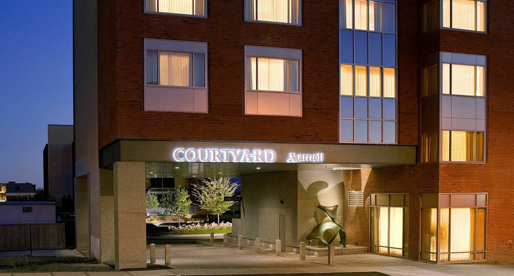 Отель Courtyard Burlington Harbor Экстерьер фото