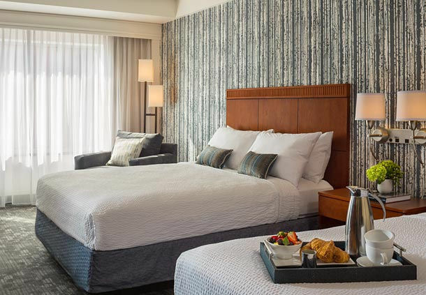 Отель Courtyard Burlington Harbor Экстерьер фото